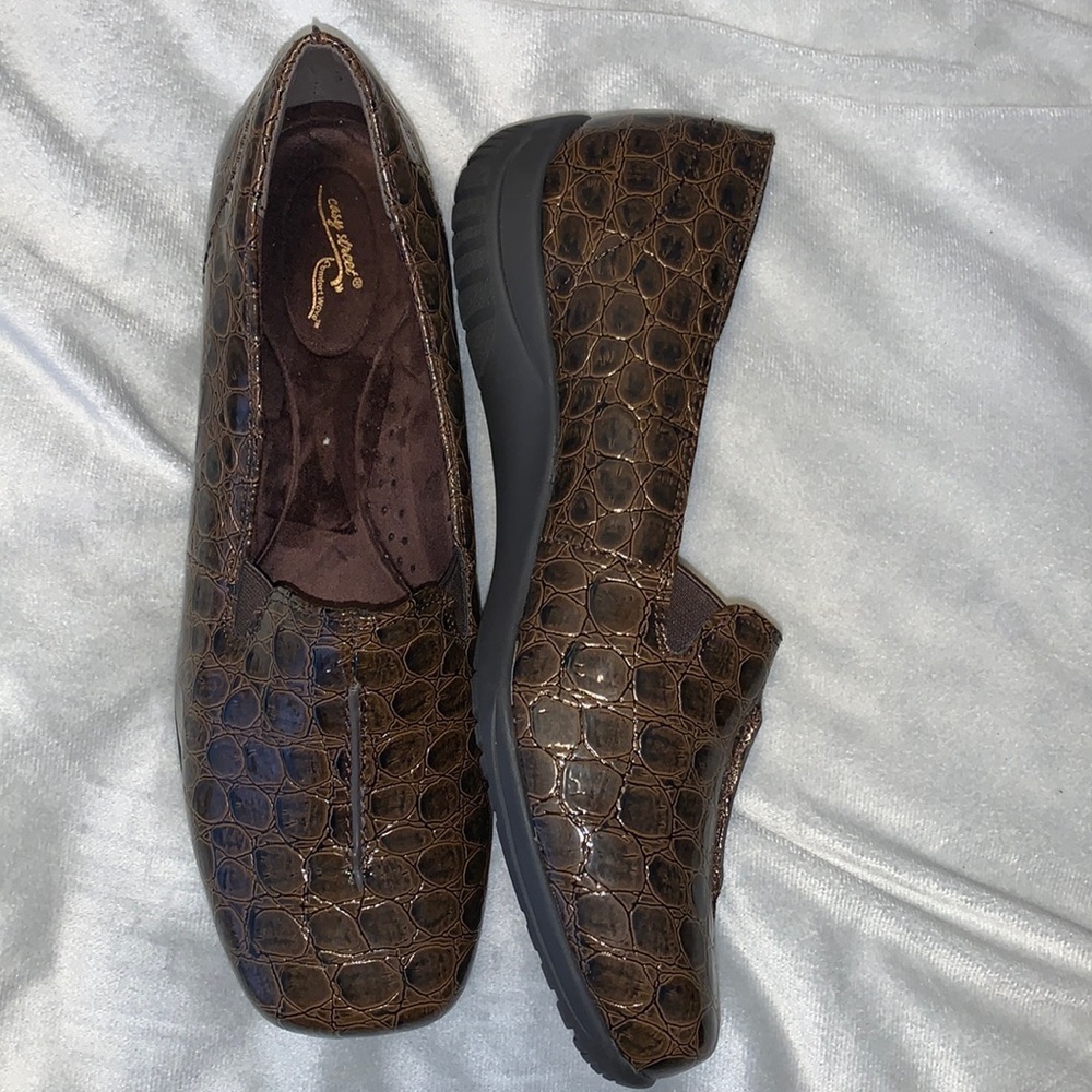 Easy street purpose brown crocodile print patent leather slip on loafers size 12